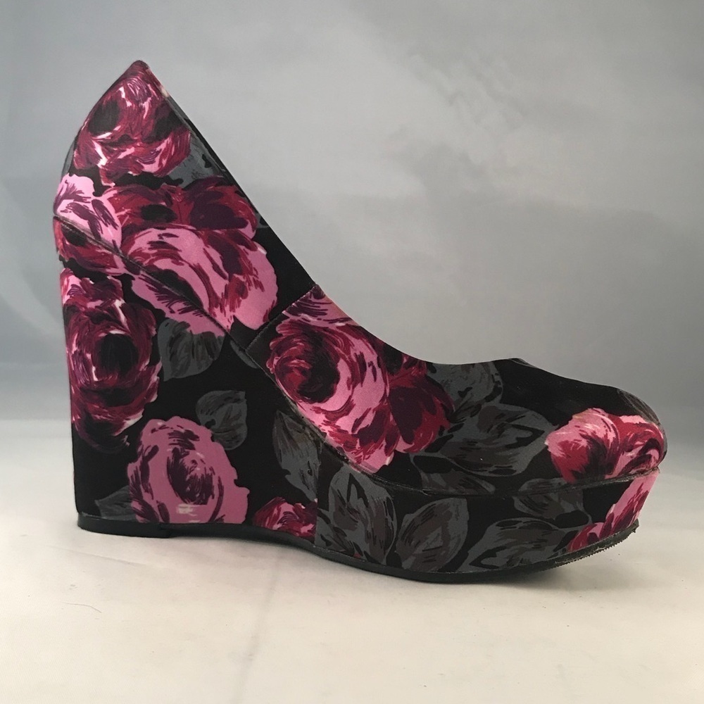 Madden Girl Black Rose Garden Wedges- Size 6.5